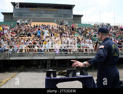 Brooke High School, exposition, Leap Frogs, Navy SEAL, parachute, parachute Rigger, Special Warfare Combattant-Craft Crewman, SWCC, U.S. Navy parachute Team, w.va., Wellsburg Banque D'Images