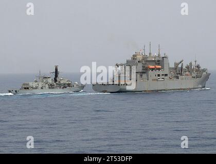 Marine royale britannique, frégate, HMS St Albans (F 83), Military Sealift Command, USNS Robert E. Peary (T-AKE 5) Banque D'Images