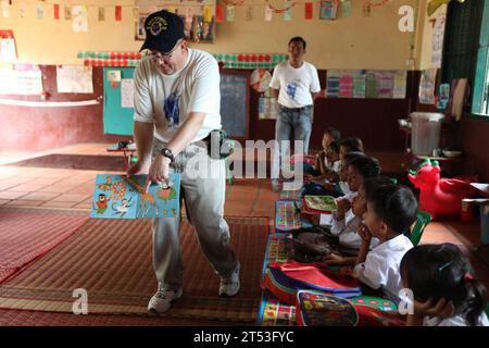 Cambodge, COMREL, marins, US Navy, USS Mustin (DDG 89) Banque D'Images