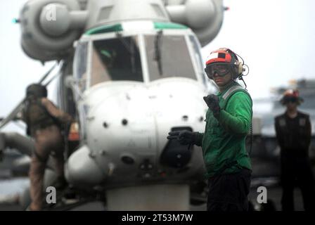 Porte-avions, hélicoptère, personnes, Royal New Zealand Navy SH-2G Sea Sprite, USS Abraham Lincoln (CVN 72) Banque D'Images