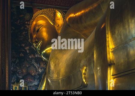 Bouddha couché du Wat Pho à Bangkok, Thaïlande Banque D'Images
