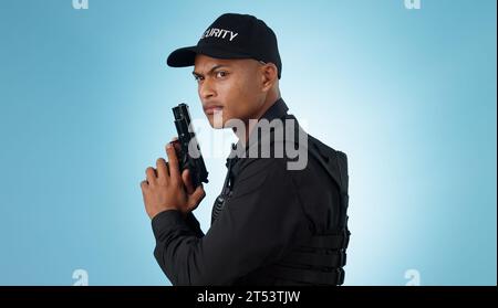 Homme, gardien de sécurité et arme de maintien pour le tir, la protection et les mains avec le visage, portrait ou confiant. Sécurité, service ou arme pour criminel, droit Banque D'Images