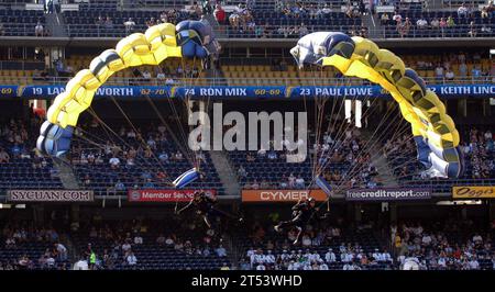 Chargeurs, Leap Frogs, LeapFrogs, Military Appreciation Day, Navy parachute Team, navy SEAL Leap grenouilles, Navy SEAL san diego, san Diego Chargers, san diego football, US Navy Banque D'Images