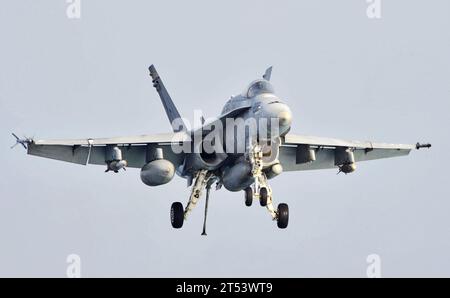 Échiquiers, F/A-18C Hornet, Marine Fighter Attack Squadron (VMFA) 312, Sailor, U.S. Navy, USS Harry S. Truman (CVN 75) Banque D'Images