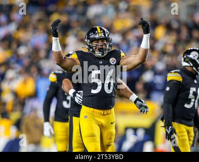 Hookstown, Pennsylvanie, États-Unis. 2 novembre 2023. ALEX HIGHSMITH (56), le linebacker des Steelers de Pittsburgh, attire la foule lors du match de football NFL entre les Steelers de Pittsburgh et les Titans du Tennessee au stade Arisure de Pittsburgh, en Pennsylvanie. (Image de crédit : © Brent Gudenschwager/ZUMA Press Wire) USAGE ÉDITORIAL SEULEMENT! Non destiné à UN USAGE commercial ! Banque D'Images