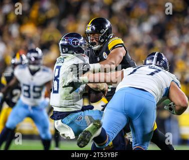 Hookstown, Pennsylvanie, États-Unis. 2 novembre 2023. Le linebacker ALEX HIGHSMITH (56) Sacks Tennessee Titans quarterback WILL LEVIS (8) lors du match de football NFL entre les Pittsburgh Steelers et les Tennessee Titans au stade accrisure de Pittsburgh, Pennsylvanie. (Image de crédit : © Brent Gudenschwager/ZUMA Press Wire) USAGE ÉDITORIAL SEULEMENT! Non destiné à UN USAGE commercial ! Banque D'Images