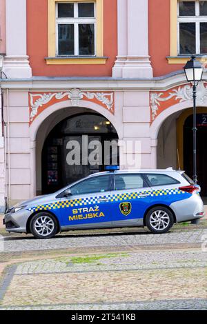 Walbrzych, Polska - 11.02.2023 : voiture de police municipale sur une place principale à Wałbrzych Banque D'Images