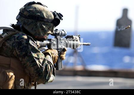 Bataillon logistique de combat (CLB) 13, déploiement 2011, exercice de tir réel, Marines, marine, gens, armes légères, corps des Marines des États-Unis, marine des États-Unis, USMC, USS Comstock (LSD 45), armes Banque D'Images
