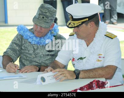 commandant de la joint Region Marianas, général John Doucette, gouvernement de Guam, département des travaux publics de Guam, département de la sécurité routière, marine, adjoint arrière Paul Bushong, cérémonie de signature, 36e escadre de l'US Air Force, marine américaine Banque D'Images