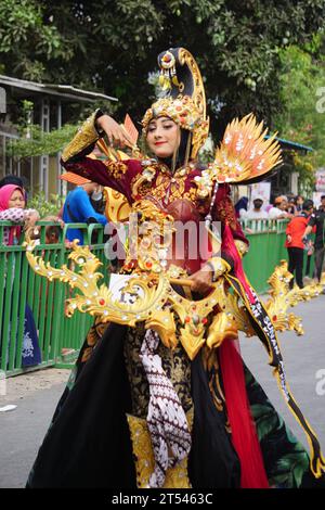 Beau participant Biro Fashion Carnival avec un costume exotique. Banque D'Images