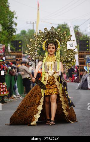 Beau participant Biro Fashion Carnival avec un costume exotique. Banque D'Images