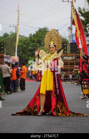 Beau participant Biro Fashion Carnival avec un costume exotique. Banque D'Images