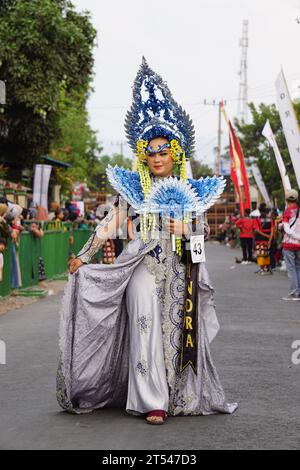 Beau participant Biro Fashion Carnival avec un costume exotique. Banque D'Images