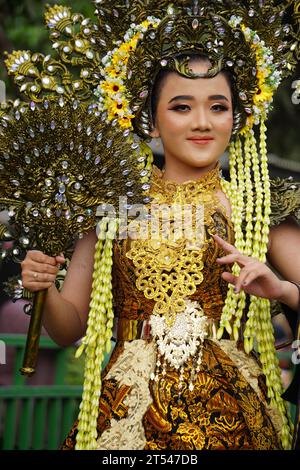 Beau participant Biro Fashion Carnival avec un costume exotique. Banque D'Images