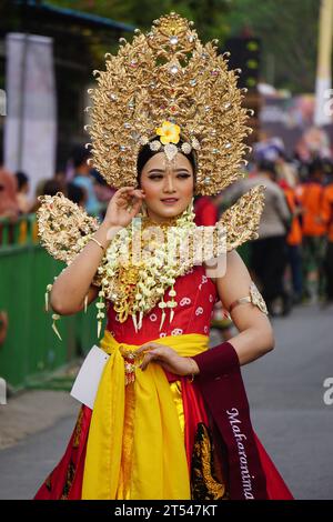 Beau participant Biro Fashion Carnival avec un costume exotique. Banque D'Images