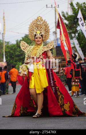 Beau participant Biro Fashion Carnival avec un costume exotique. Banque D'Images