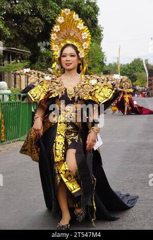 Beau participant Biro Fashion Carnival avec un costume exotique. Banque D'Images