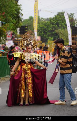 Beau participant Biro Fashion Carnival avec un costume exotique. Banque D'Images