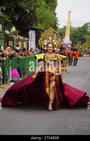 Beau participant Biro Fashion Carnival avec un costume exotique. Banque D'Images