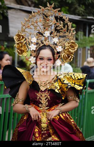 Beau participant Biro Fashion Carnival avec un costume exotique. Banque D'Images