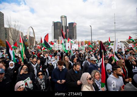 Detroit, Michigan, États-Unis. 28 octobre 2023. Des milliers de manifestants se rassemblent à Hart Plaza pendant la manifestation. Le rassemblement a vu une participation massive de plus d'un millier de manifestants des environs de Détroit. Les résidents de Détroit et des communautés environnantes ont organisé de fréquents rassemblements alors qu’Israël continue d’intensifier les bombardements et les attaques sur Gaza à la suite d’une attaque du Hamas contre Israël le 7 octobre 2023. Detroit abrite la plus grande population d'Arabes aux États-Unis, y compris de nombreux Palestiniens. (Image de crédit : © Matthew Hatcher/SOPA Images via ZUMA Press Wire) USAGE ÉDITORIAL SEULEMENT! Pas FO Banque D'Images