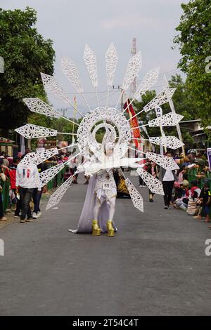 Le participant Biro Fashion Carnival avec costume blanc Banque D'Images