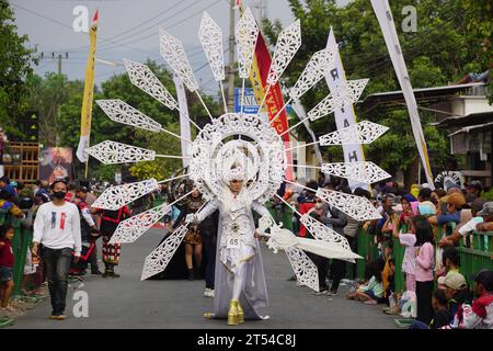 Le participant Biro Fashion Carnival avec costume blanc Banque D'Images