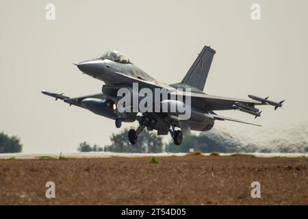 Gioia Del Colle, Italie. 01 novembre 2023. Lockheed Martin F-16a/B MLU Fighting Falcon du 31e escadron de la Force aérienne belge lors de l'exercice OTAN Tiger Meet 2023 à la base aérienne Gioia del Colle (Italie) Lockheed Martin F-16a/B MLU Fighting Falcon du 31e escadron de la Force aérienne belge lors de l'exercice OTAN Tiger Meet 2023 à la base aérienne de Gioia del Colle (Italie) crédit : Agence de photo indépendante/Alamy Live News Banque D'Images