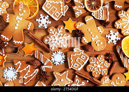 Biscuits de pain d'épice maison de Noël et épices sur un fond en bois. Banque D'Images