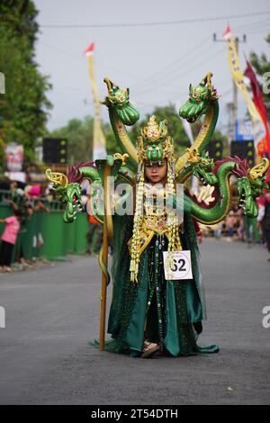 Le participant Biro Fashion Carnival avec costume de dragon Banque D'Images