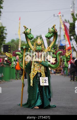 Le participant Biro Fashion Carnival avec costume de dragon Banque D'Images