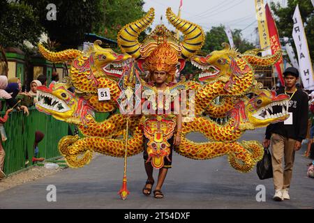 Le participant Biro Fashion Carnival avec costume de dragon Banque D'Images