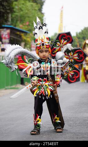 Le participant Biro Fashion Carnival avec costume de dragon Banque D'Images