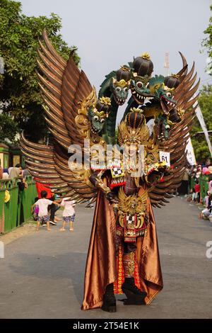 Le participant Biro Fashion Carnival avec costume de dragon Banque D'Images