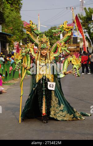 Le participant Biro Fashion Carnival avec costume de dragon Banque D'Images