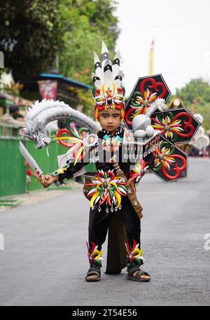 Le participant Biro Fashion Carnival avec costume de dragon Banque D'Images