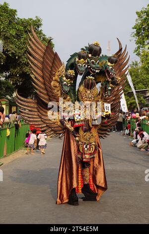 Le participant Biro Fashion Carnival avec costume de dragon Banque D'Images