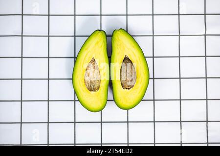 Gros plan de deux moitiés d'avocat mûr. Coupé en moitié avocat. Banque D'Images