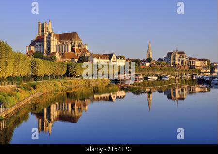 Auxerre : Cathédrale Saint Etienne, Abbaye Saint-Germain et bateaux dorés peu après le lever du soleil avec reflets de miroir dans l'Yonne, Bourgogne Banque D'Images