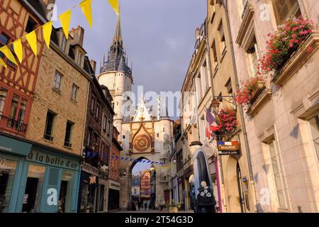 Auxerre : la Tour de l’horloge (tour de l’horloge) et bâtiments à colombages sur la place de l’Hôtel de ville peu après le lever du soleil à Auxerre, Bourgogne, France Banque D'Images