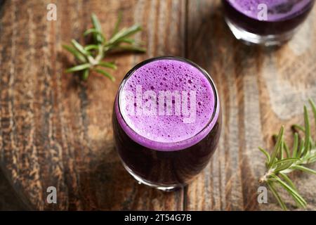 Jus de chou violet frais dans une dose de verre, gros plan Banque D'Images