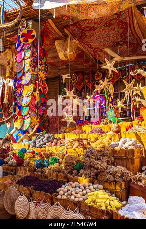 Souvenirs au marché dans le célèbre village nubien. Assouan, Égypte – 17 octobre 2023 Banque D'Images