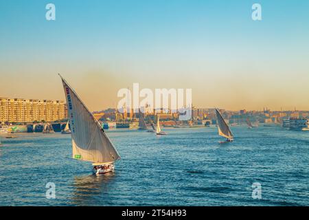 Bateaux traditionnels de felouque sur le Nil à Assouan. Magnifique vue sur le Nil au coucher du soleil. Assouan, Égypte – 19 octobre 2023 Banque D'Images