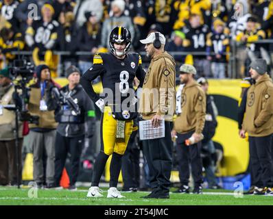 Hookstown, Pennsylvanie, États-Unis. 2 novembre 2023. KENNY PICKETT (8), le quarterback des Steelers de Pittsburgh, discute avec MATT CANADA, coordonnateur offensif, lors du match de football de la NFL entre les Steelers de Pittsburgh et les Titans du Tennessee au stade Arisure de Pittsburgh, en Pennsylvanie. (Image de crédit : © Brent Gudenschwager/ZUMA Press Wire) USAGE ÉDITORIAL SEULEMENT! Non destiné à UN USAGE commercial ! Banque D'Images