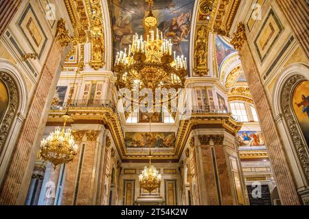 Le magnifique St. La cathédrale d'Isaac est la plus grande église orthodoxe de Saint-Pétersbourg. Intérieur, détails. St. Petersburg, Russie - 11 septembre 2023 Banque D'Images