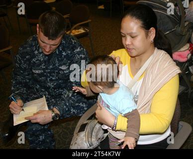 Personnes à charge, tremblement de terre, famille, Japon, marine, opération Tomodachi, SEA-TAC, aéroport international de Seattle Tacoma, tsunami, US Navy, évacuation volontaire Banque D'Images