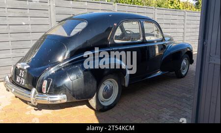 Bordeaux , France - 10 26 2023 : Peugeot 203 noir 1955 voiture rétro classique fifties véhicule vintage populaire français Banque D'Images