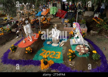 Mexico, Mexique. 2 novembre 2023. Les tombes des enfants et des adultes sont décorées avec des arrangements et des cadeaux le jour de la fête des morts au Panthéon de San Antonio Tecomitl dans le bureau du maire de Milpa Alta à Mexico. Le 2 novembre 2023 à Mexico, Mexique (crédit image : © Luis Barron/eyepix via ZUMA Press Wire) USAGE ÉDITORIAL SEULEMENT! Non destiné à UN USAGE commercial ! Banque D'Images