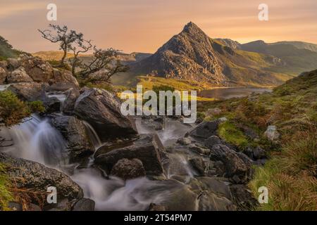 L'Afon Lloer est une rivière de Snowdonia, au nord du pays de Galles, qui coule vers la montagne Tryfan. Banque D'Images