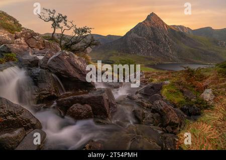 L'Afon Lloer est une rivière de Snowdonia, au nord du pays de Galles, qui coule vers la montagne Tryfan. Banque D'Images